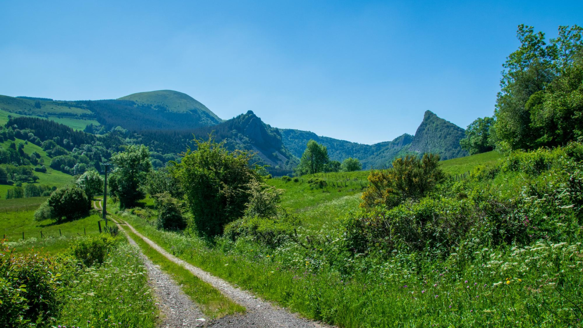 Comment explorer les sentiers volcaniques d'Auvergne ?