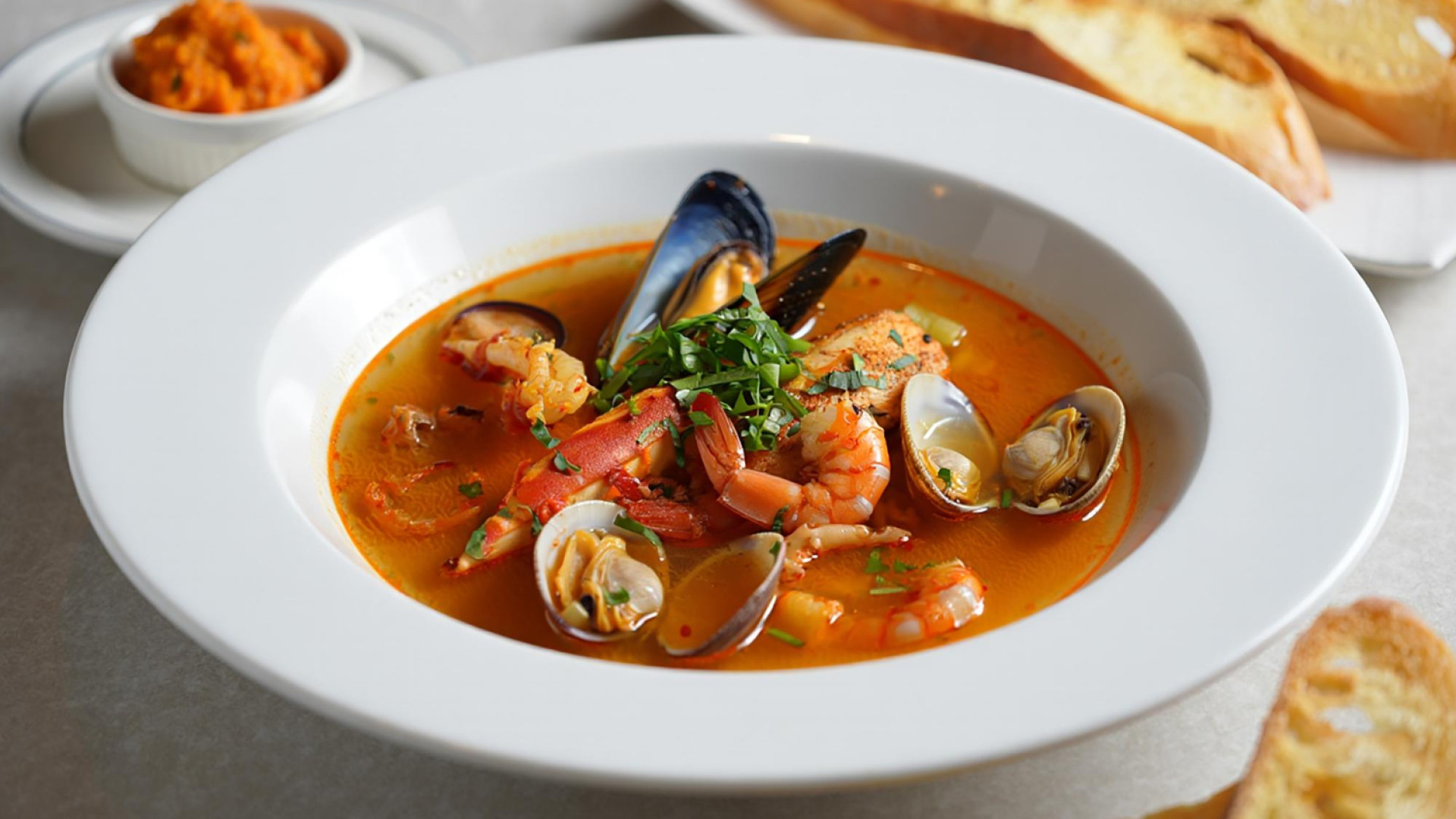 Quel restaurant du Var privilégier pour une première découverte de la bouillabaisse ?